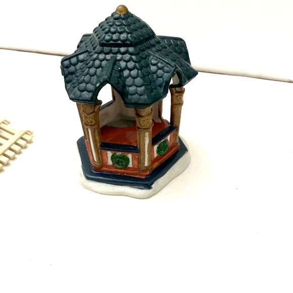 1 Set Christmas Village Gazebo, Gate and Fences Collectible Figurine - Picture 4 of 6